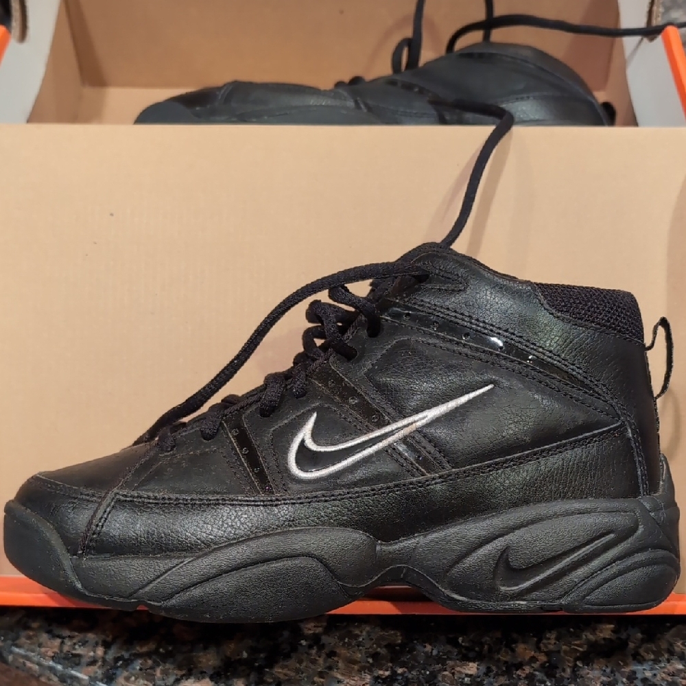 Nike Black Sneakers Team Hustle D III Size 5 Y Youth "Vintage Never Worn Hi-tops